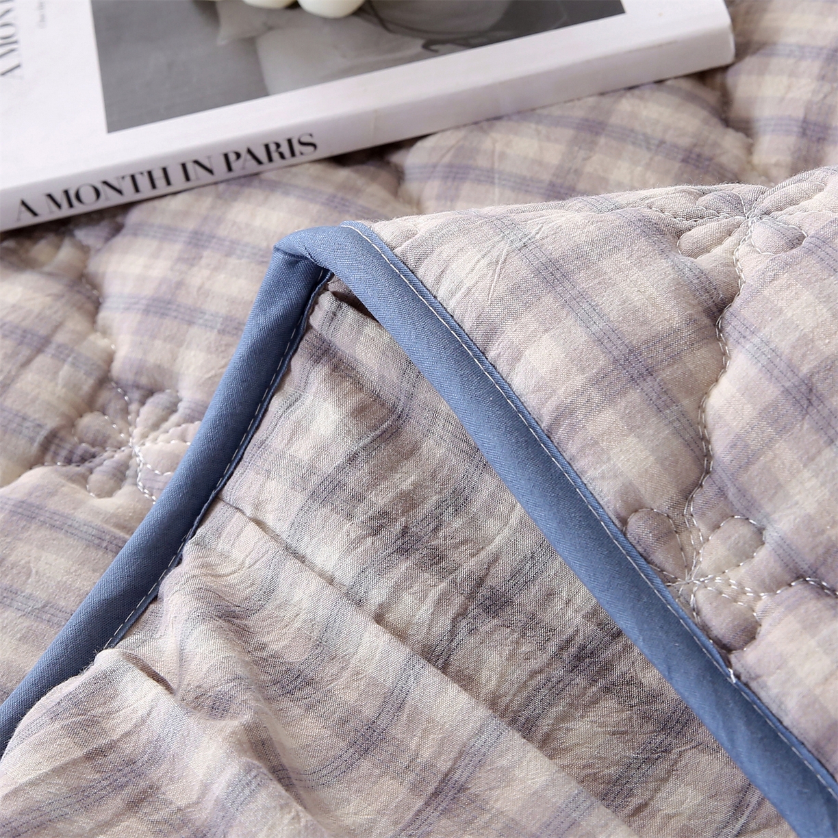 91家纺网 家纺一手货源 找家纺 欧妮家纺 2026新款无印全棉水洗棉夹棉单床裙-三件套 全棉夹棉床裙浣花灰格