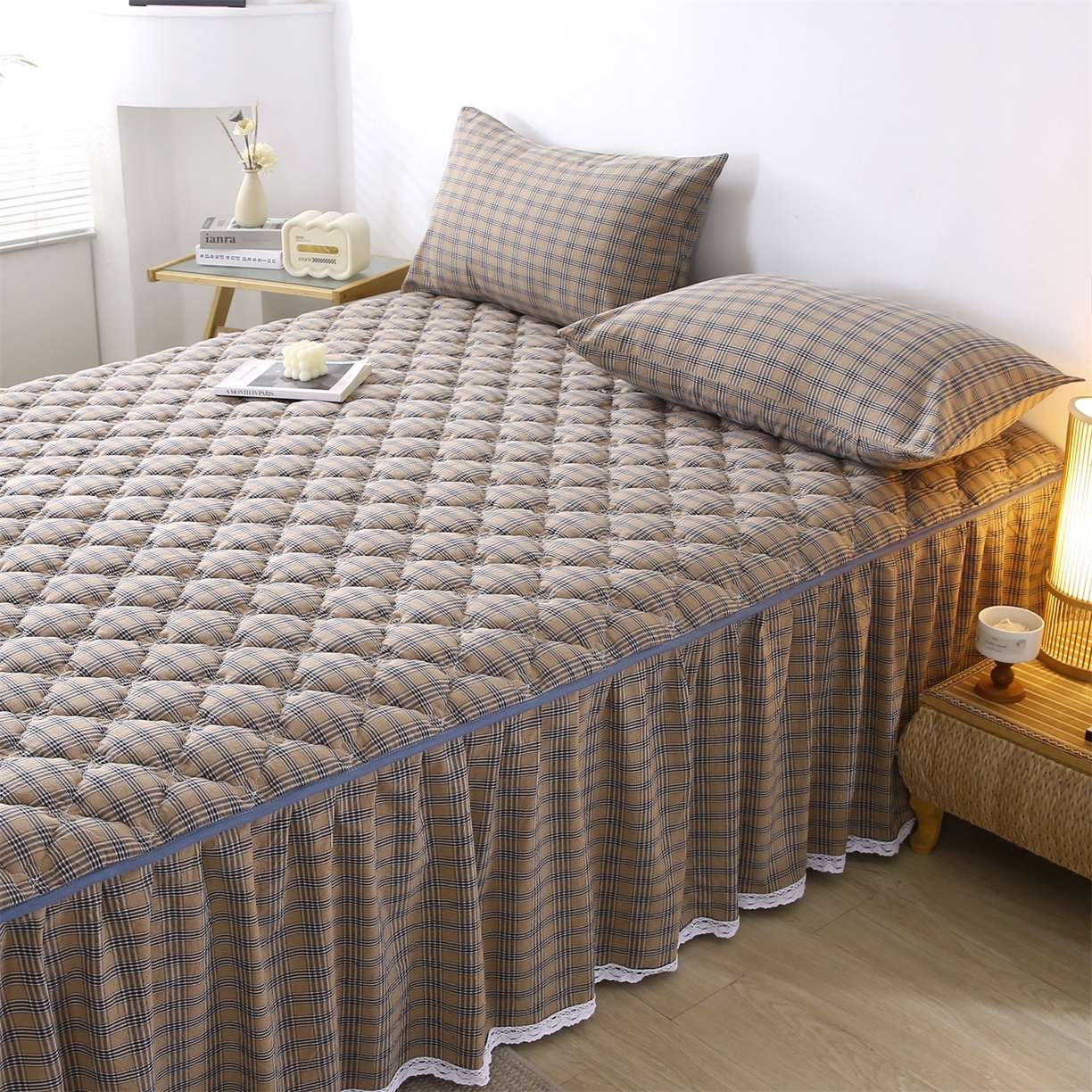 91家纺网 家纺一手货源 找家纺 欧妮家纺 2026新款无印全棉水洗棉夹棉单床裙-三件套 全棉夹棉床裙重楼焦糖咖