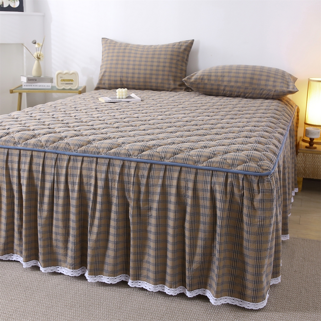 91家纺网 家纺一手货源 找家纺 欧妮家纺 2026新款无印全棉水洗棉夹棉单床裙-三件套 全棉夹棉床裙重楼焦糖咖