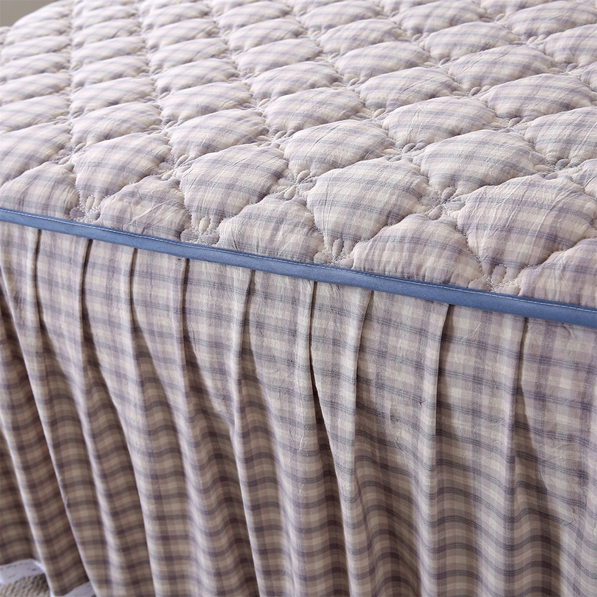 91家纺网 家纺一手货源 找家纺 欧妮家纺 2026新款无印全棉水洗棉夹棉单床裙-三件套 全棉夹棉床裙浣花灰格