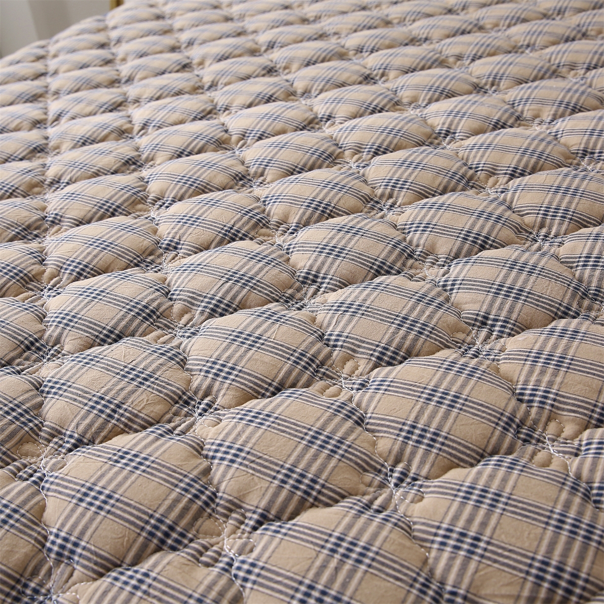 91家纺网 家纺一手货源 找家纺 欧妮家纺 2026新款无印全棉水洗棉夹棉单床裙-三件套 全棉夹棉床裙重楼焦糖咖