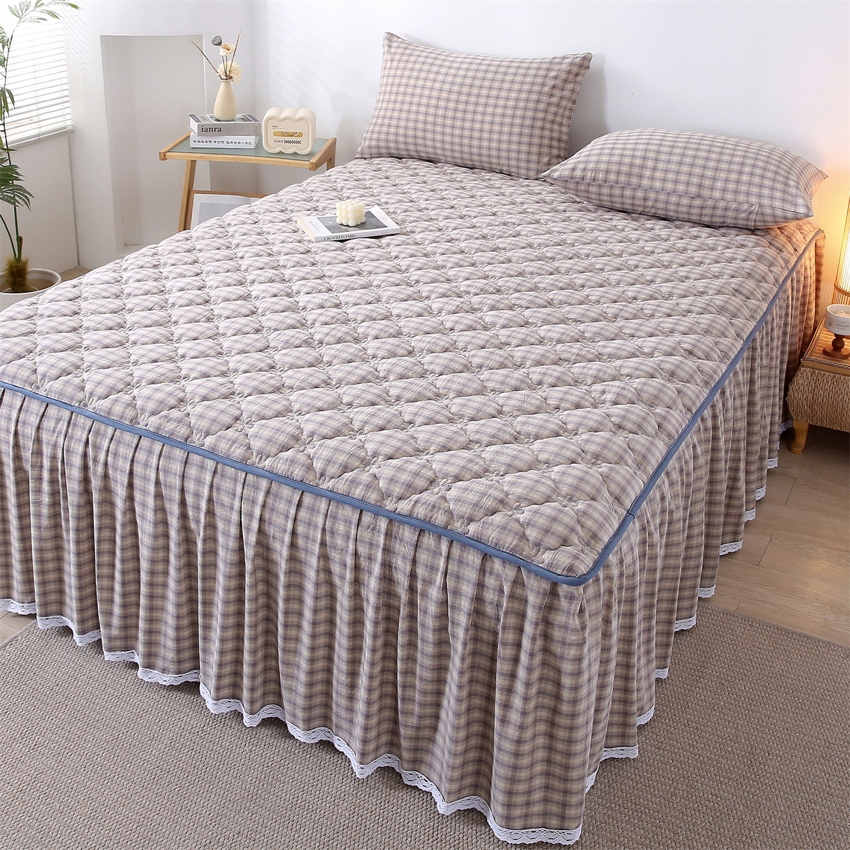 91家纺网 家纺一手货源 找家纺 欧妮家纺 2026新款无印全棉水洗棉夹棉单床裙-三件套 全棉夹棉床裙浣花灰格