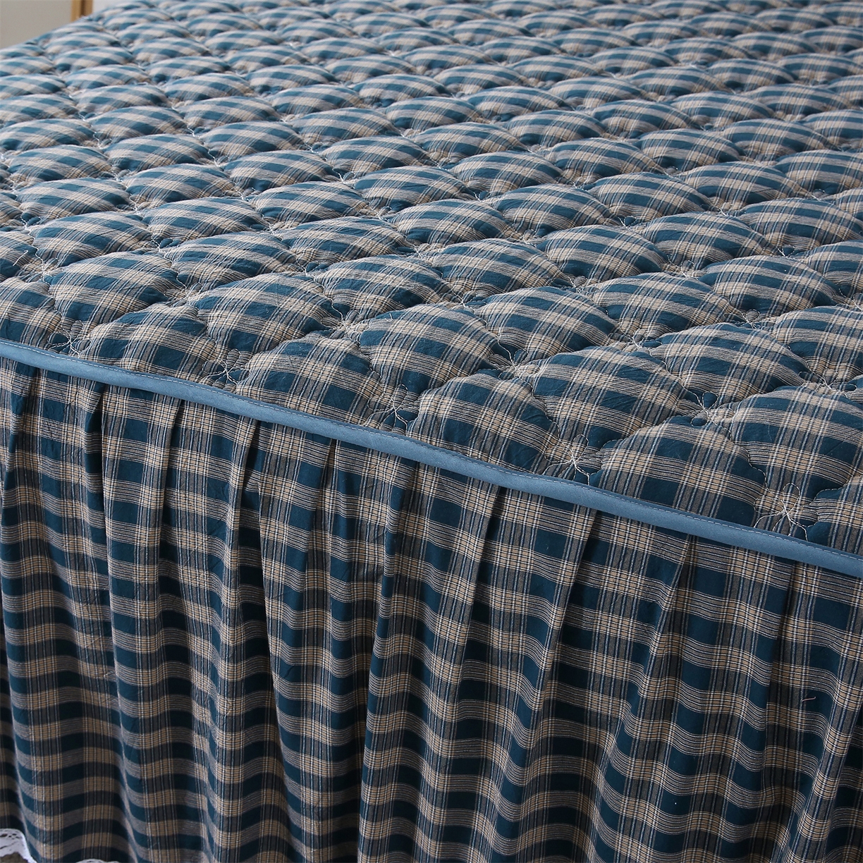 91家纺网 家纺一手货源 找家纺 欧妮家纺 2026新款无印全棉水洗棉夹棉单床裙-三件套 全棉夹棉床裙重楼蓝格