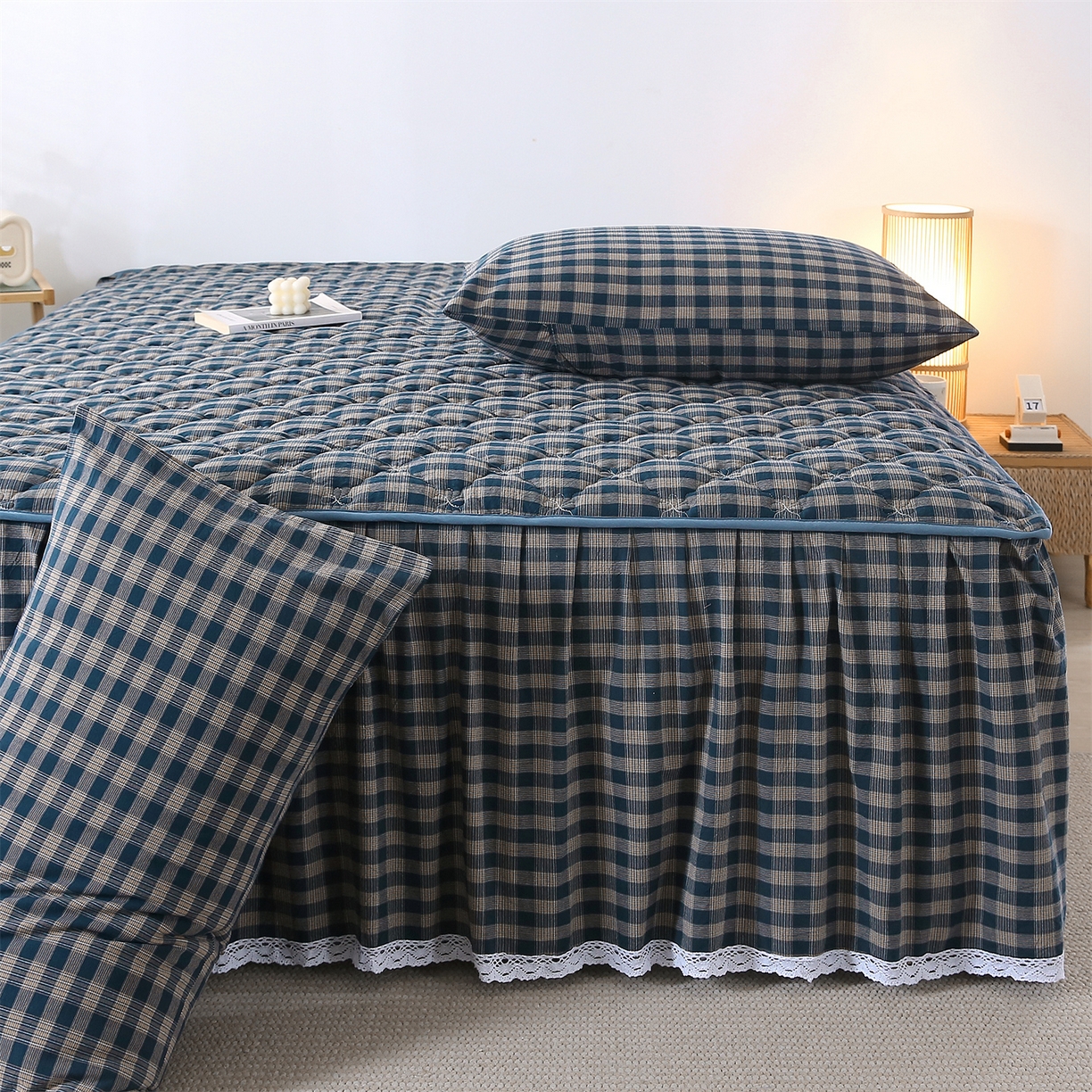 91家纺网 家纺一手货源 找家纺 欧妮家纺 2026新款无印全棉水洗棉夹棉单床裙-三件套 全棉夹棉床裙重楼蓝格