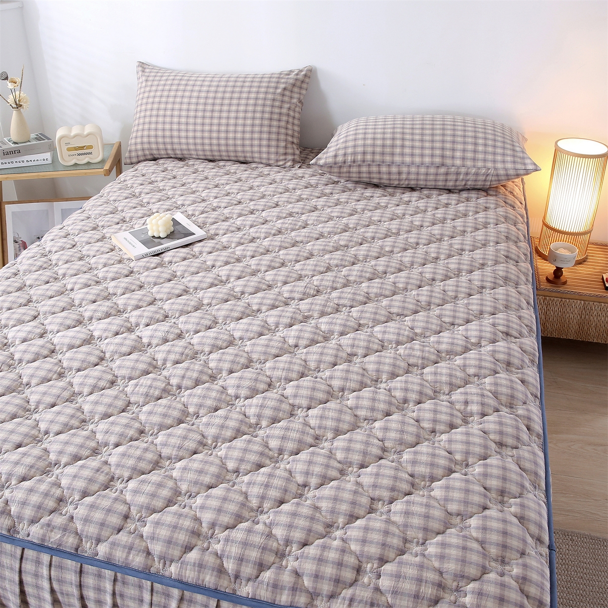 91家纺网 家纺一手货源 找家纺 欧妮家纺 2026新款无印全棉水洗棉夹棉单床裙-三件套 全棉夹棉床裙浣花灰格