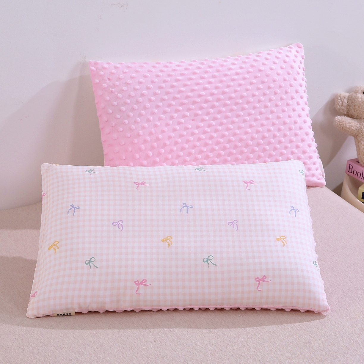 91家纺网 家纺一手货源 找家纺 珍贝家纺 2026新款全棉双层纱豆豆连套枕 蝴蝶结-小粉格