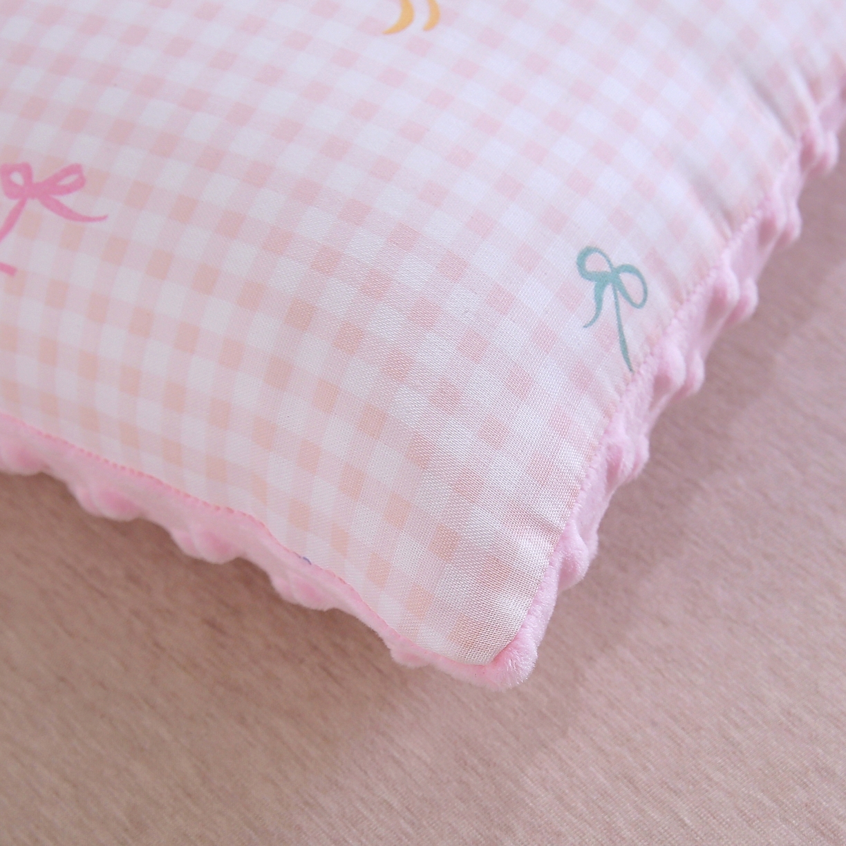 91家纺网 家纺一手货源 找家纺 珍贝家纺 2026新款全棉双层纱豆豆连套枕 蝴蝶结-小粉格