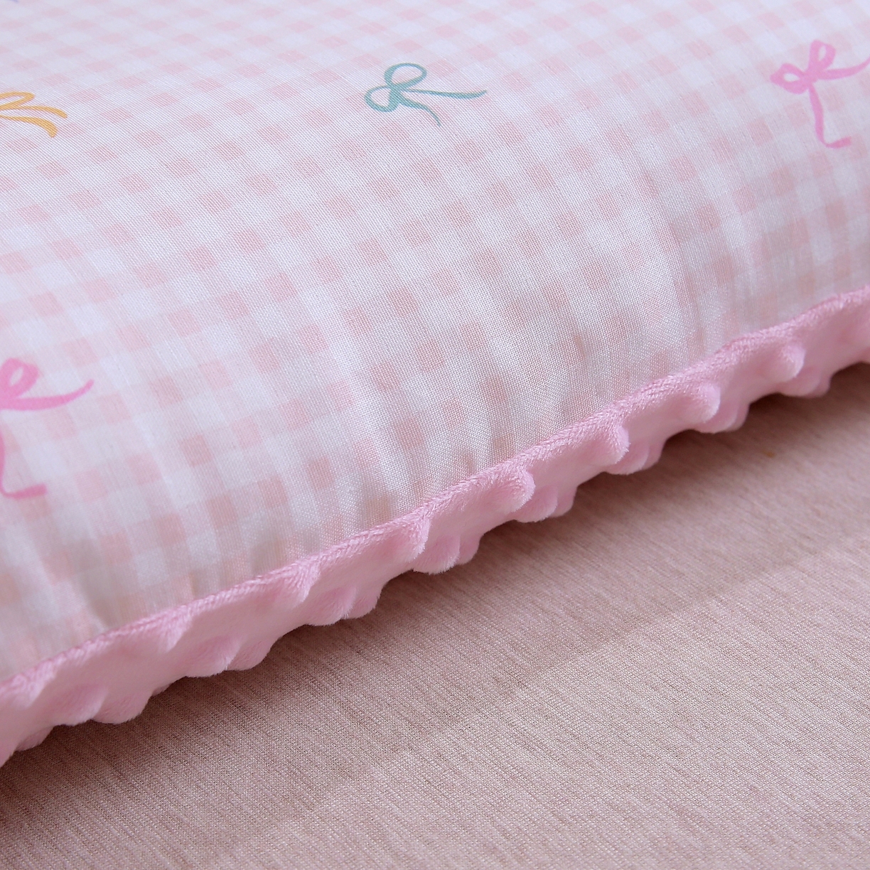 91家纺网 家纺一手货源 找家纺 珍贝家纺 2026新款全棉双层纱豆豆连套枕 蝴蝶结-小粉格