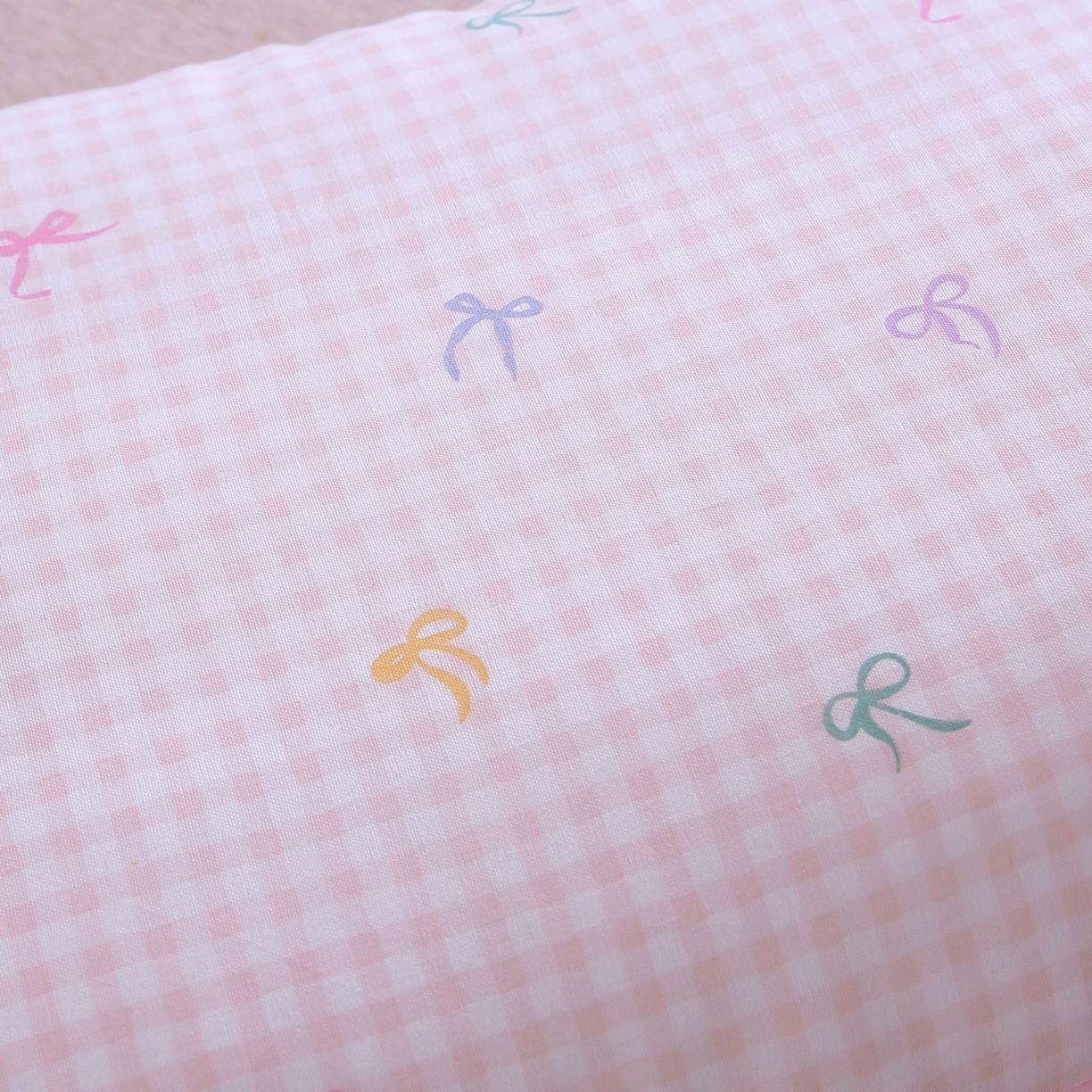 91家纺网 家纺一手货源 找家纺 珍贝家纺 2026新款全棉双层纱豆豆连套枕 蝴蝶结-小粉格