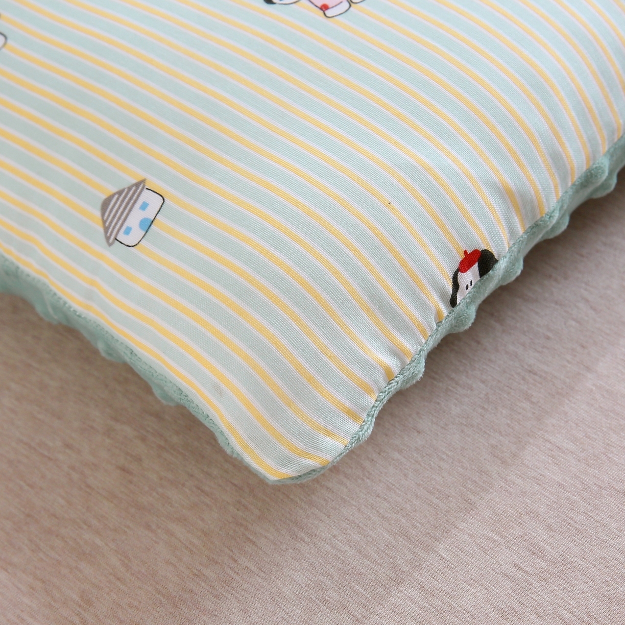 91家纺网 家纺一手货源 找家纺 珍贝家纺 2026新款全棉双层纱豆豆连套枕 腊肠狗-条纹