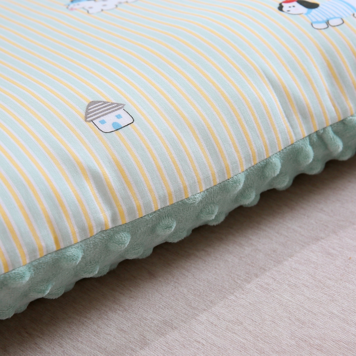 91家纺网 家纺一手货源 找家纺 珍贝家纺 2026新款全棉双层纱豆豆连套枕 腊肠狗-条纹