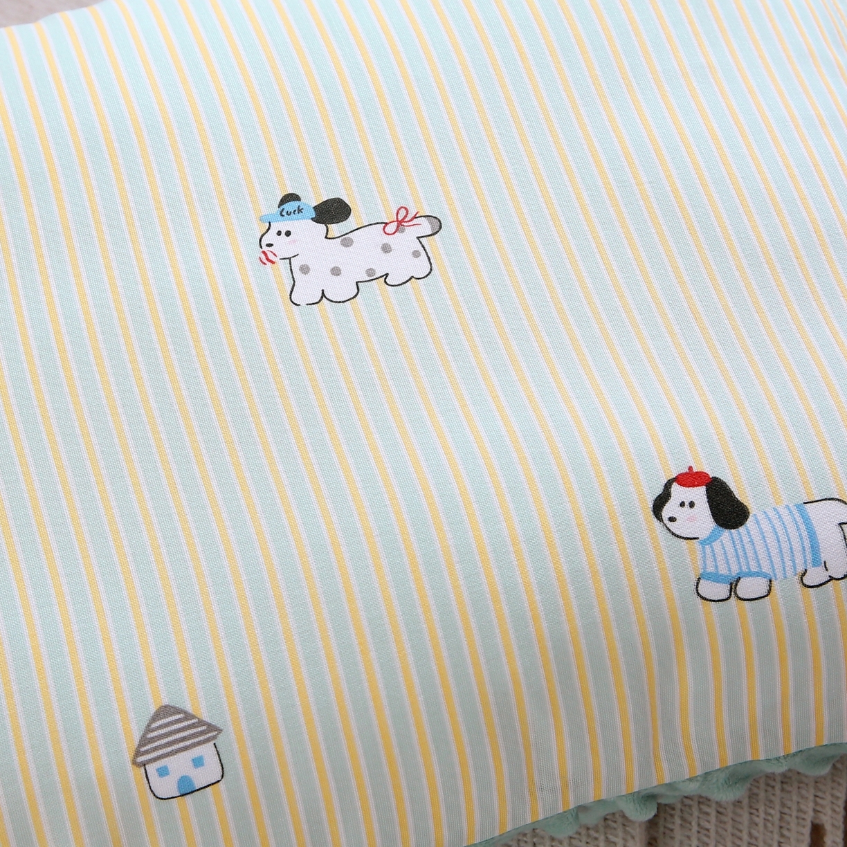 91家纺网 家纺一手货源 找家纺 珍贝家纺 2026新款全棉双层纱豆豆连套枕 腊肠狗-条纹