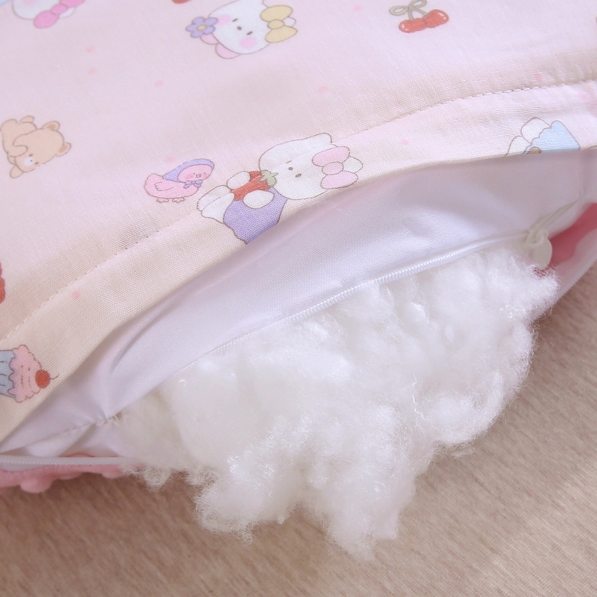 91家纺网 家纺一手货源 找家纺 珍贝家纺 2026新款全棉双层纱豆豆连套枕 小猫-粉