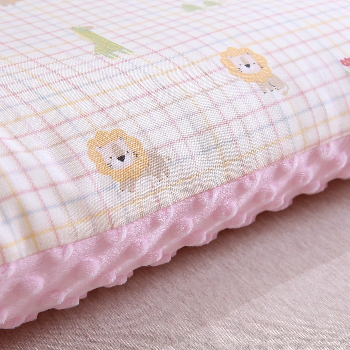 91家纺网 家纺一手货源 找家纺 珍贝家纺 2026新款全棉双层纱豆豆连套枕 动物园-小方格