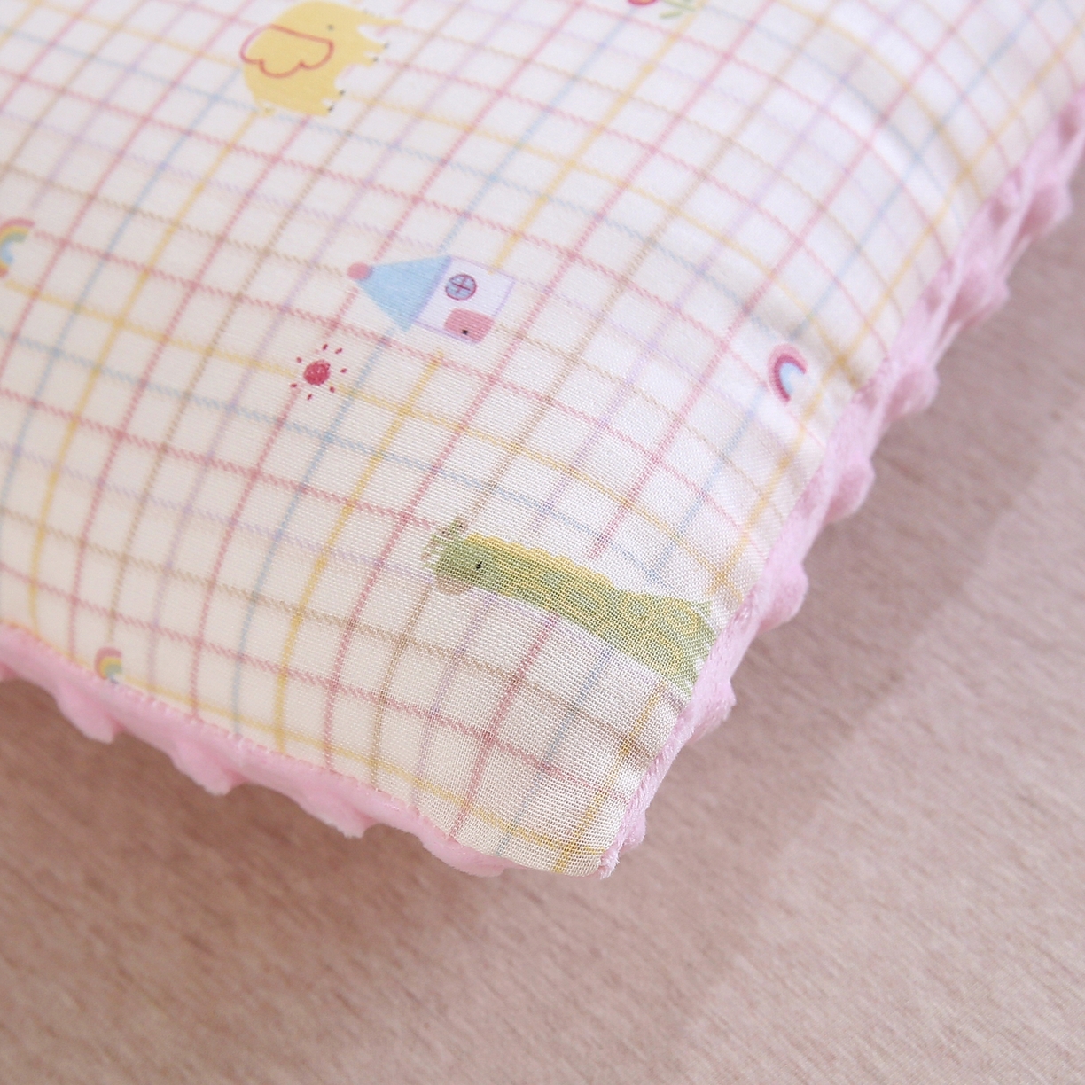 91家纺网 家纺一手货源 找家纺 珍贝家纺 2026新款全棉双层纱豆豆连套枕 动物园-小方格