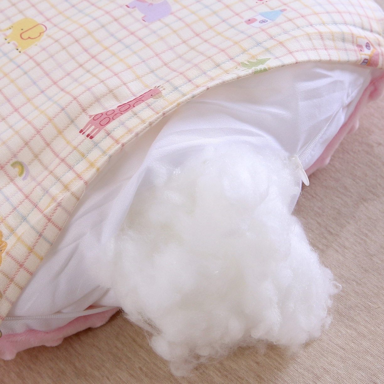 91家纺网 家纺一手货源 找家纺 珍贝家纺 2026新款全棉双层纱豆豆连套枕 动物园-小方格