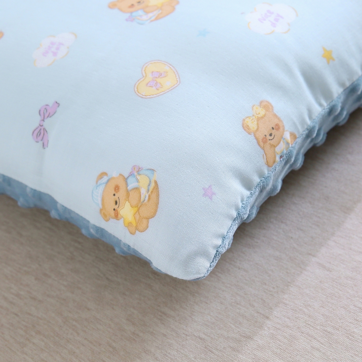 91家纺网 家纺一手货源 找家纺 珍贝家纺 2026新款全棉双层纱豆豆连套枕 小熊-蓝