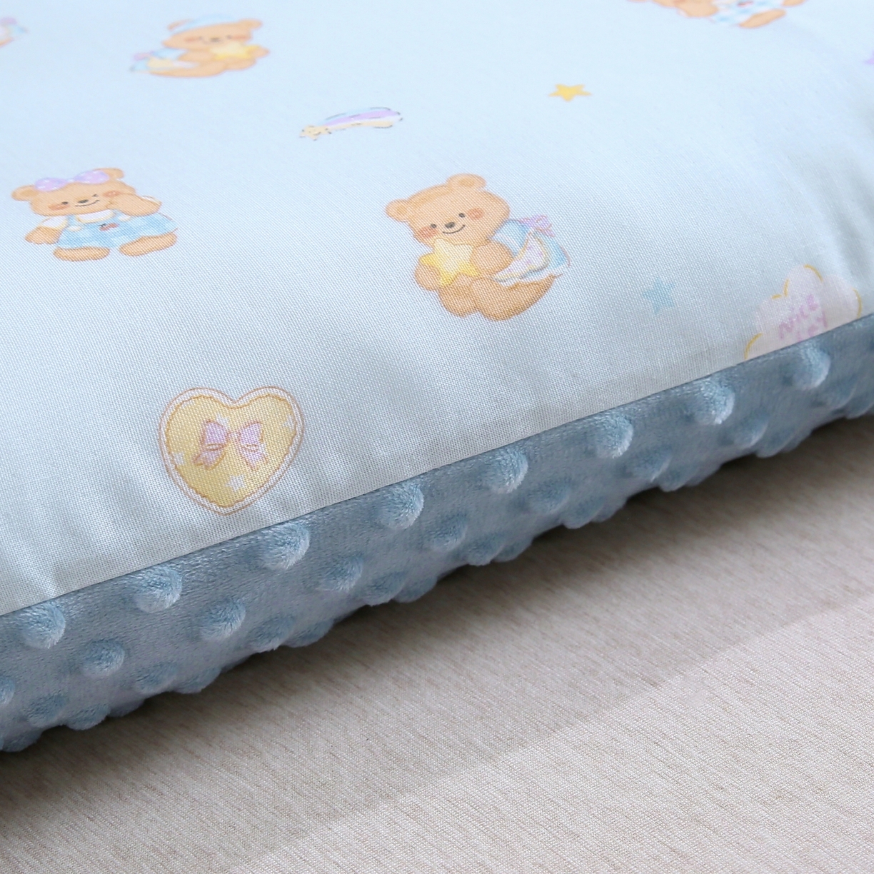 91家纺网 家纺一手货源 找家纺 珍贝家纺 2026新款全棉双层纱豆豆连套枕 小熊-蓝