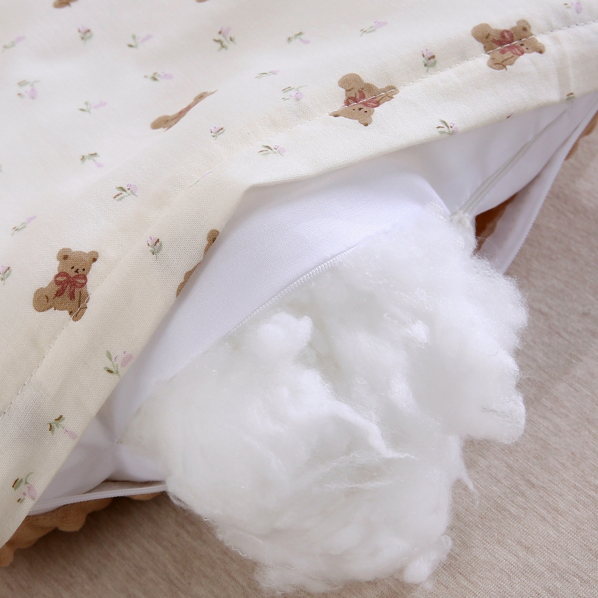 91家纺网 家纺一手货源 找家纺 珍贝家纺 2026新款全棉双层纱豆豆连套枕 小熊先生-白