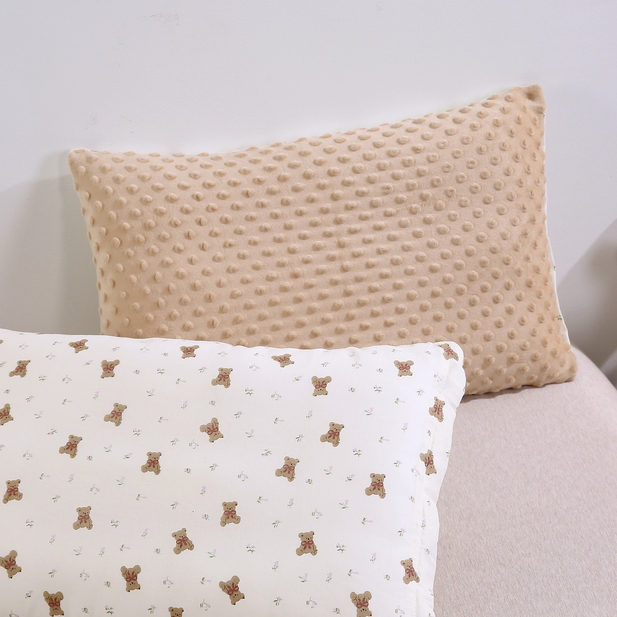 91家纺网 家纺一手货源 找家纺 珍贝家纺 2026新款全棉双层纱豆豆连套枕 小熊先生-白