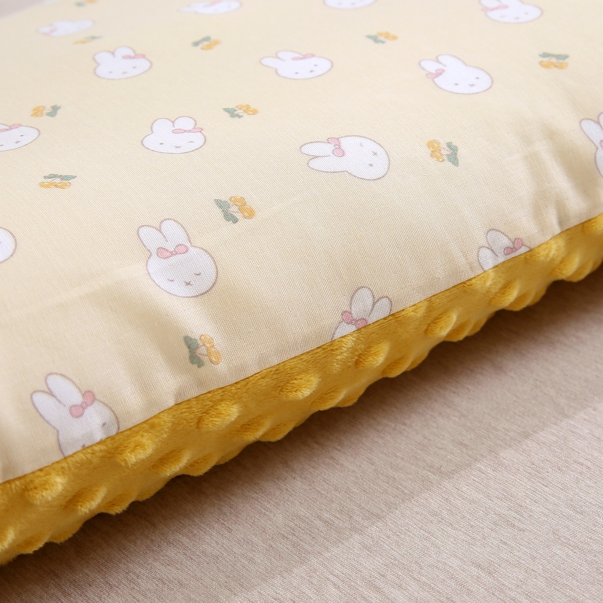 91家纺网 家纺一手货源 找家纺 珍贝家纺 2026新款全棉双层纱豆豆连套枕 小兔-黄