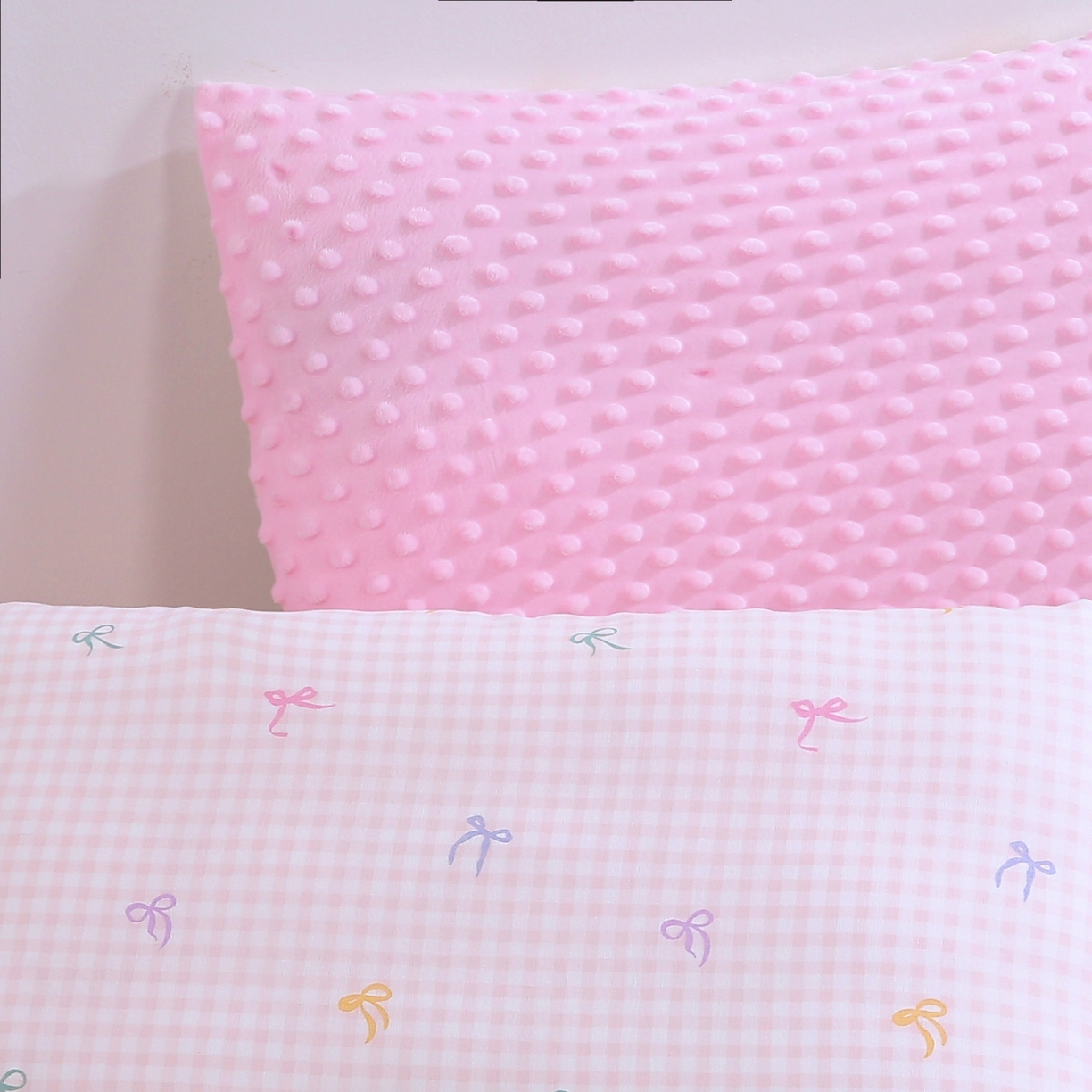 91家纺网 家纺一手货源 找家纺 珍贝家纺 2026新款全棉双层纱豆豆连套枕 蝴蝶结-小粉格