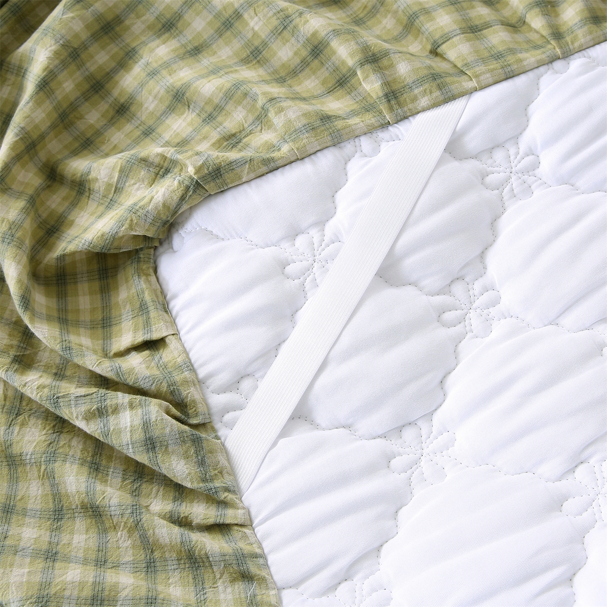 91家纺网 家纺一手货源 找家纺 欧妮家纺 2026新款无印全棉水洗棉夹棉单床裙-三件套 全棉夹棉床裙浣花草绿