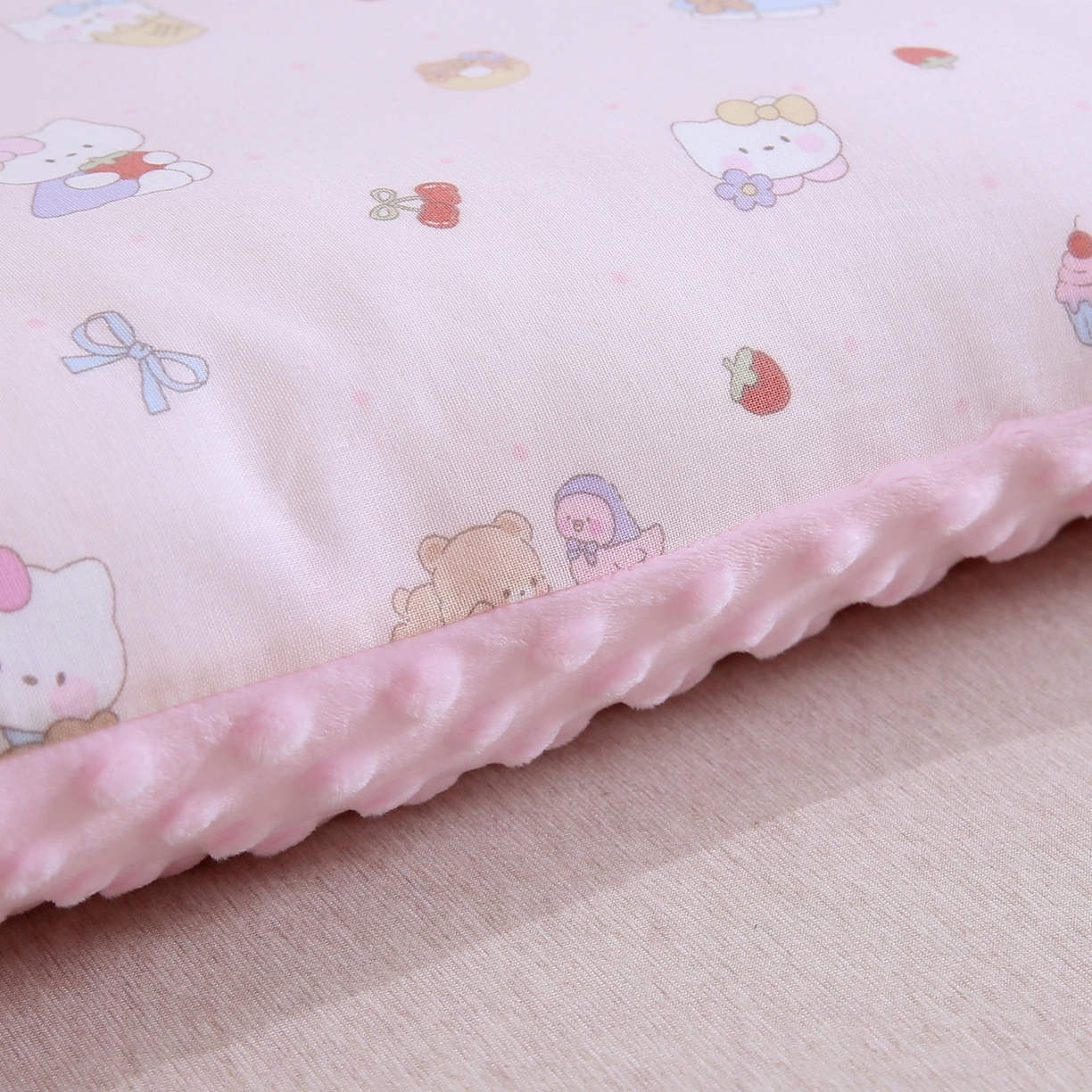 91家纺网 家纺一手货源 找家纺 珍贝家纺 2026新款全棉双层纱豆豆连套枕 小猫-粉