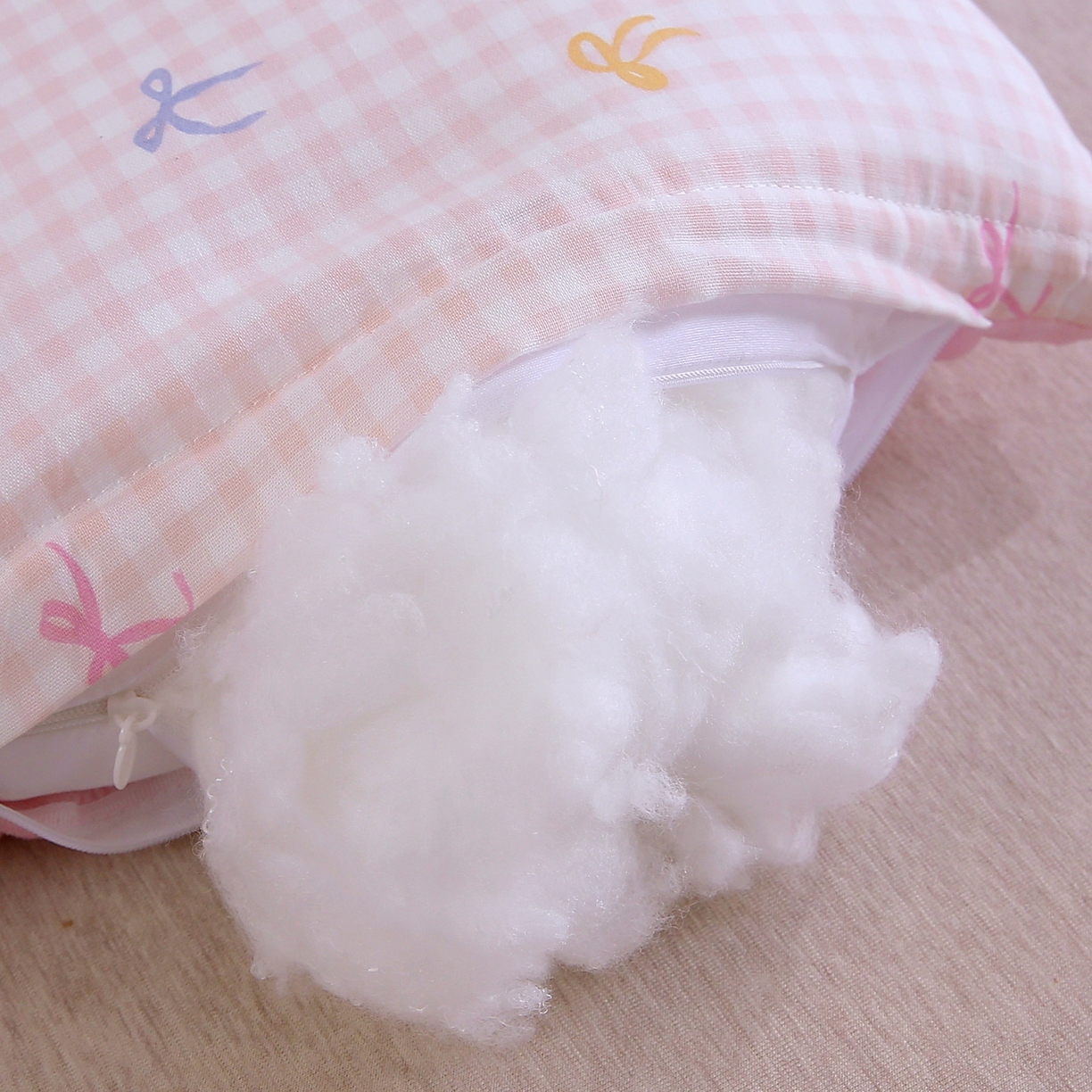 91家纺网 家纺一手货源 找家纺 珍贝家纺 2026新款全棉双层纱豆豆连套枕 蝴蝶结-小粉格