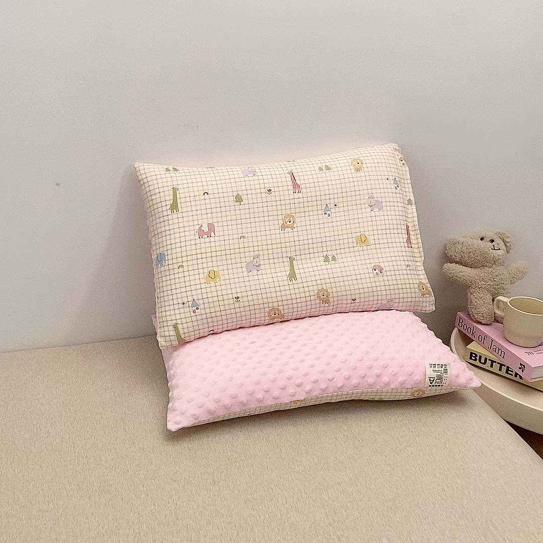 91家纺网 家纺一手货源 找家纺 珍贝家纺 2026新款全棉双层纱豆豆连套枕 动物园-小方格