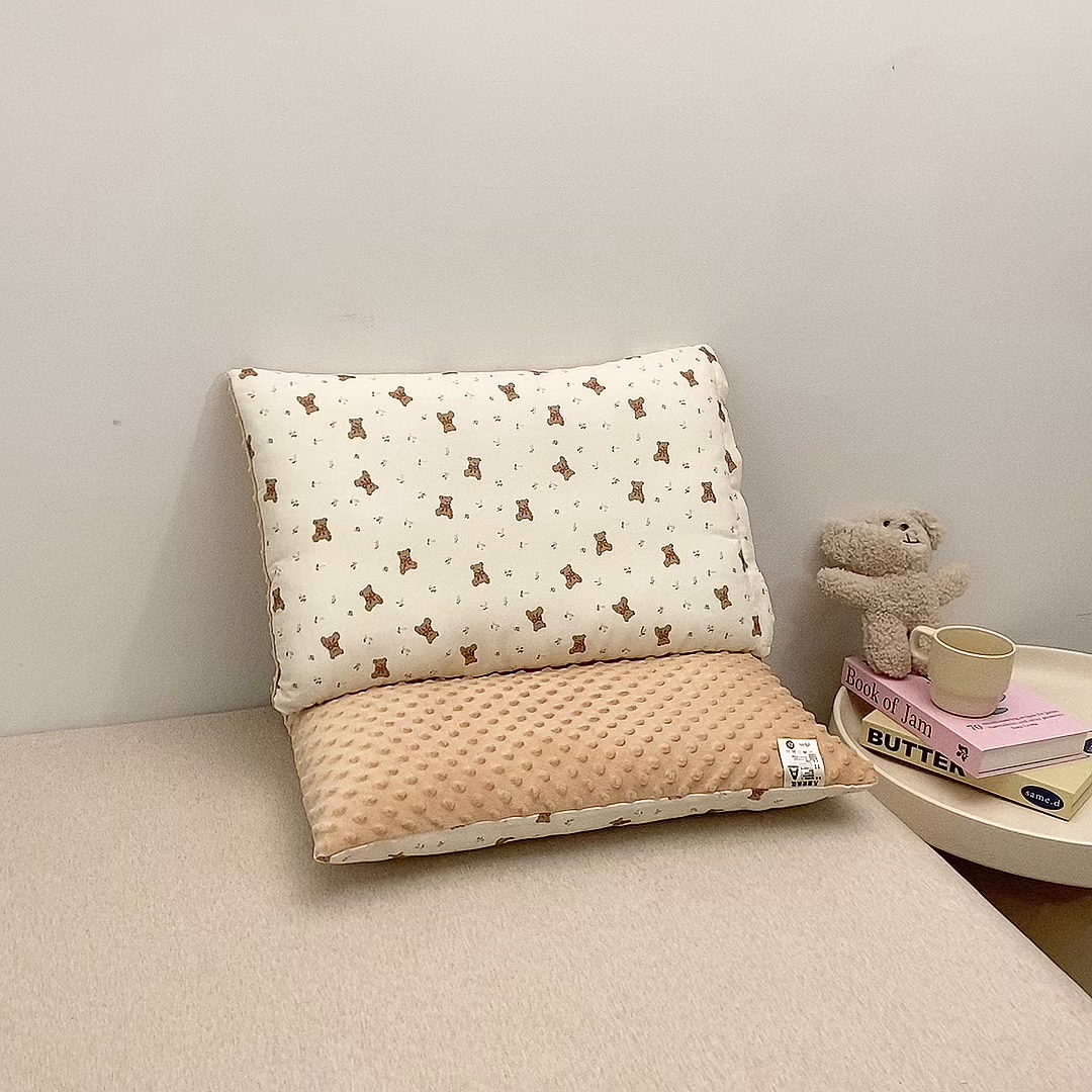 91家纺网 家纺一手货源 找家纺 珍贝家纺 2026新款全棉双层纱豆豆连套枕 小熊先生-白