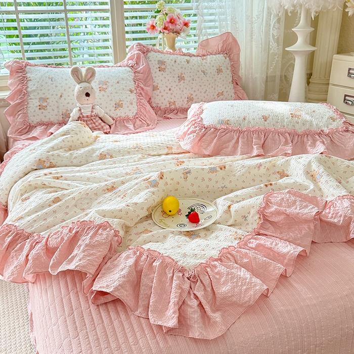 91家纺网 家纺一手货源 找家纺 韩约家纺 2026新款法式大花边床盖款泡芙棉夏凉被空调被四件套 熊宝