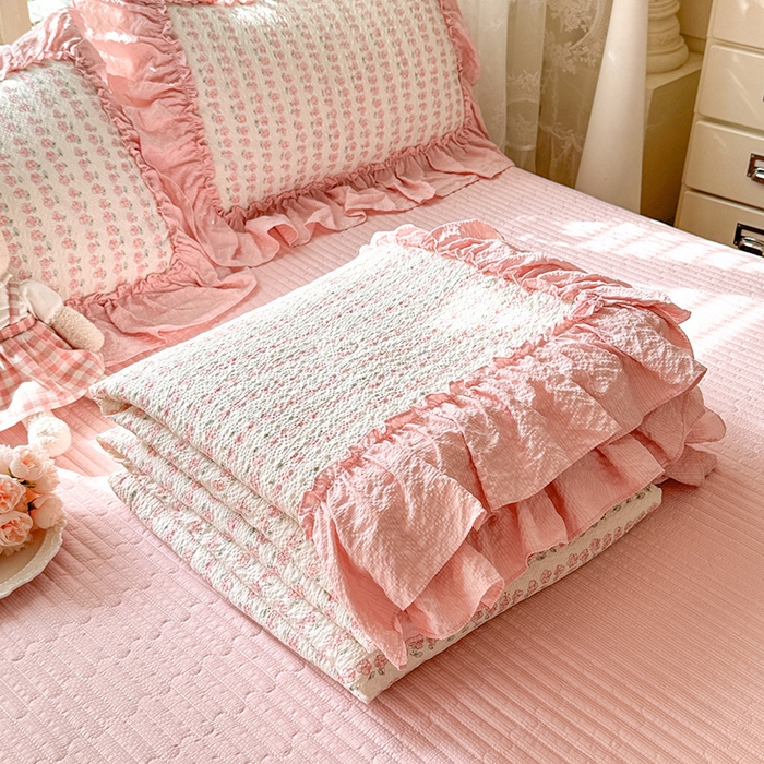 91家纺网 家纺一手货源 找家纺 韩约家纺 2026新款法式大花边床盖款泡芙棉夏凉被空调被四件套 花沐