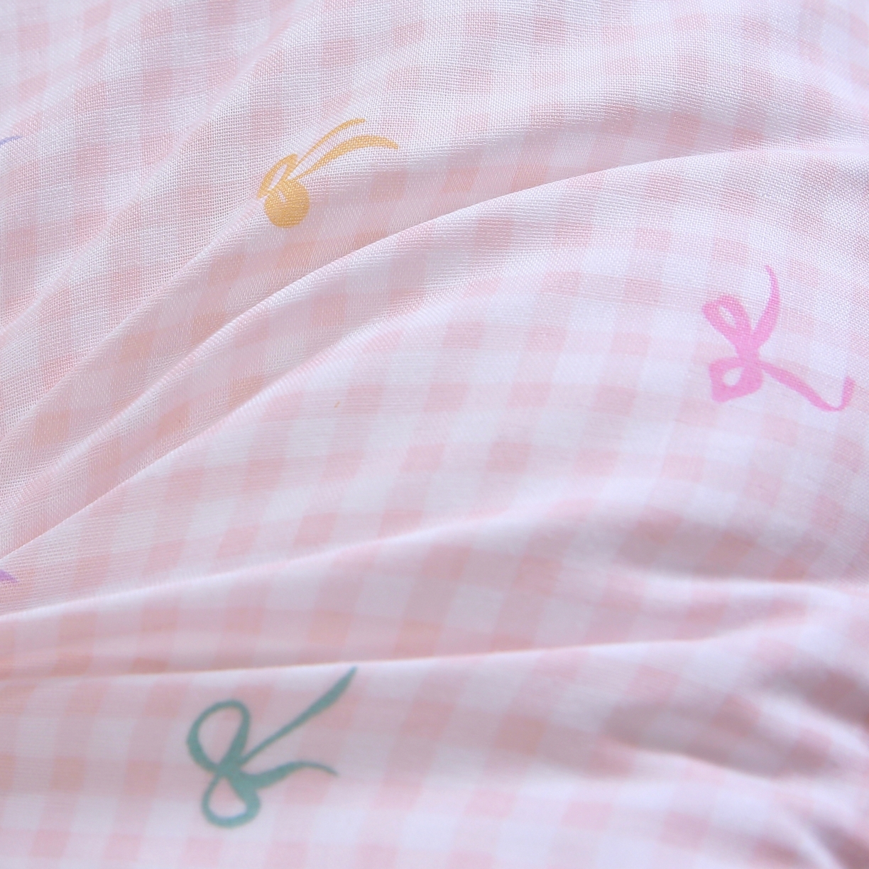 91家纺网 家纺一手货源 找家纺 珍贝家纺 2026新款全棉双层纱豆豆连套枕 蝴蝶结-小粉格