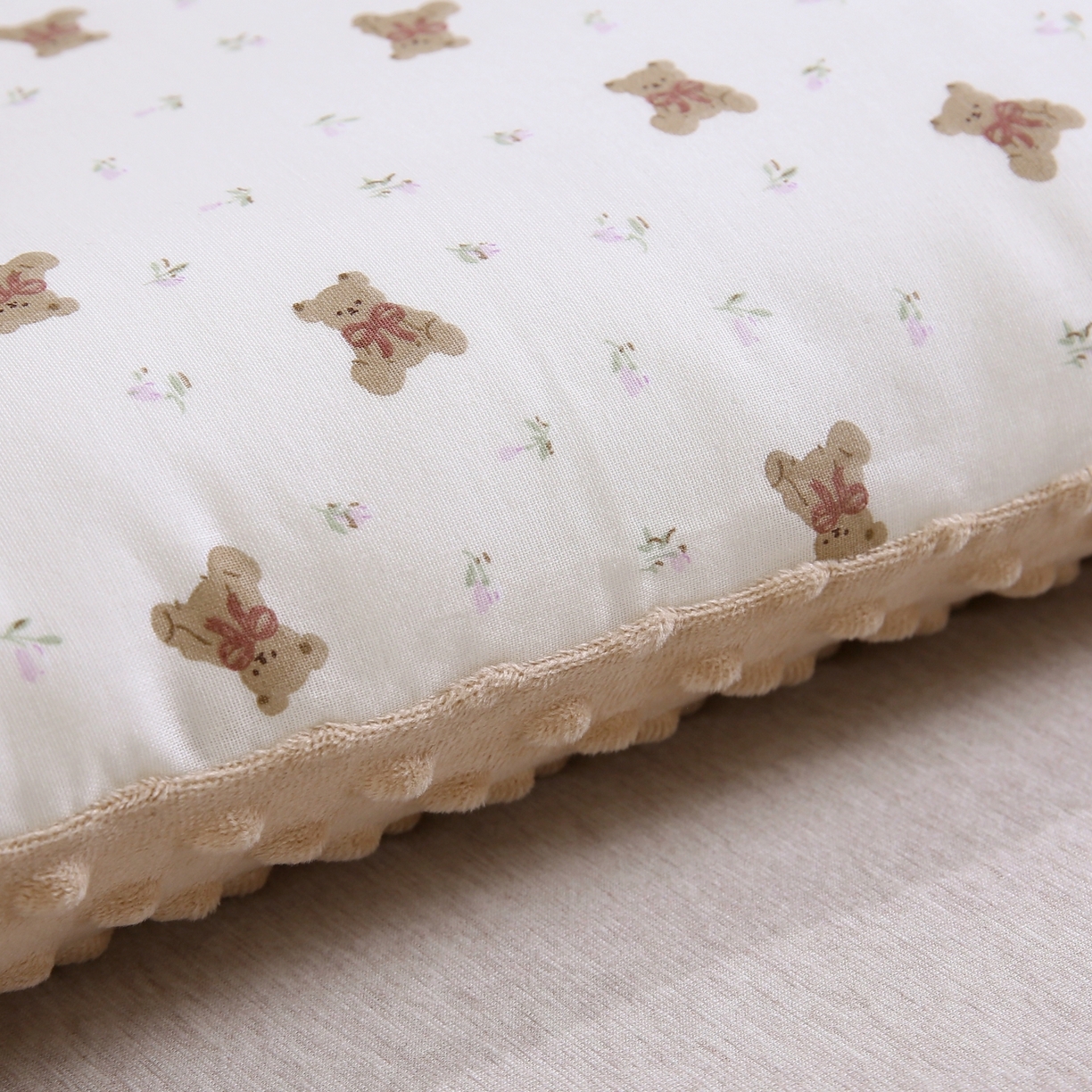 91家纺网 家纺一手货源 找家纺 珍贝家纺 2026新款全棉双层纱豆豆连套枕 小熊先生-白