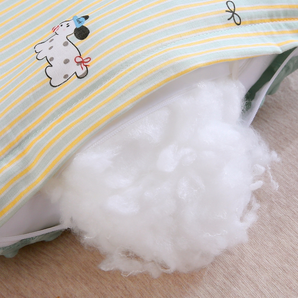 91家纺网 家纺一手货源 找家纺 珍贝家纺 2026新款全棉双层纱豆豆连套枕 腊肠狗-条纹