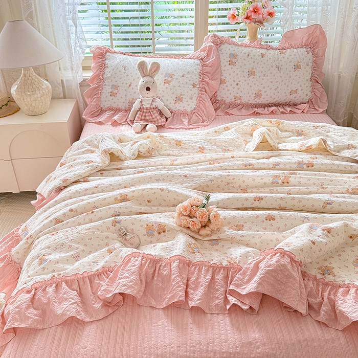 91家纺网 家纺一手货源 找家纺 韩约家纺 2026新款法式大花边床盖款泡芙棉夏凉被空调被四件套 熊宝