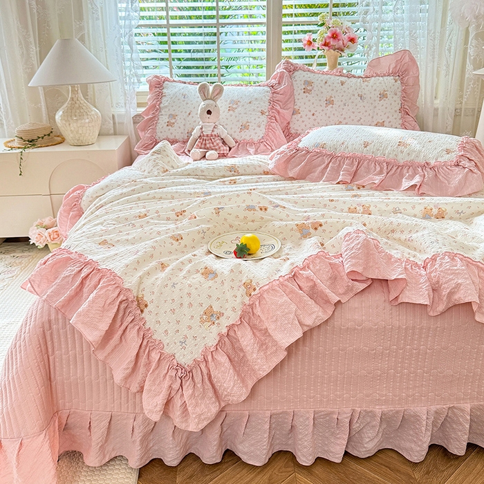 91家纺网 家纺一手货源 找家纺 韩约家纺 2026新款法式大花边床盖款泡芙棉夏凉被空调被四件套 熊宝