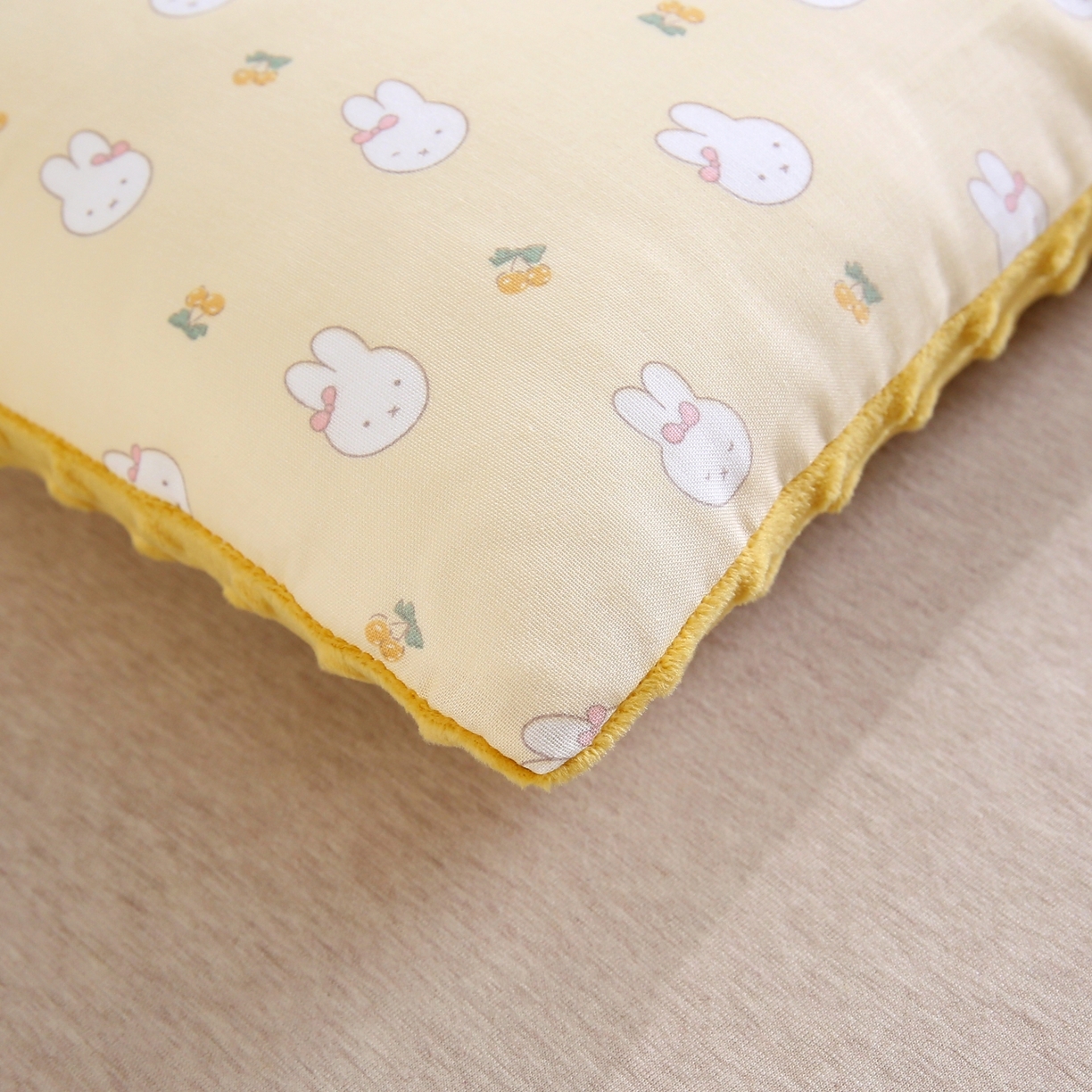91家纺网 家纺一手货源 找家纺 珍贝家纺 2026新款全棉双层纱豆豆连套枕 小兔-黄