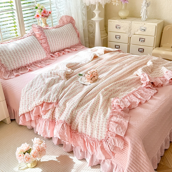 91家纺网 家纺一手货源 找家纺 韩约家纺 2026新款法式大花边床盖款泡芙棉夏凉被空调被四件套 花沐