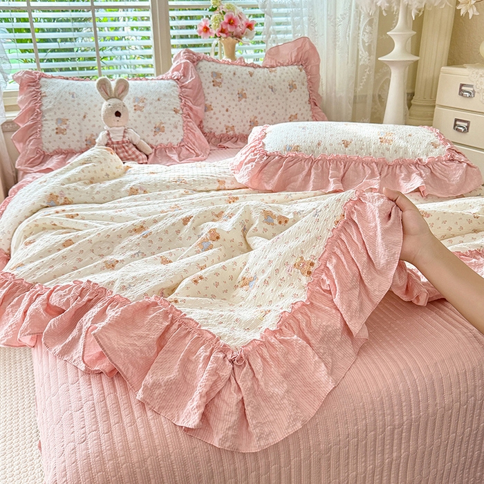 91家纺网 家纺一手货源 找家纺 韩约家纺 2026新款法式大花边床盖款泡芙棉夏凉被空调被四件套 熊宝