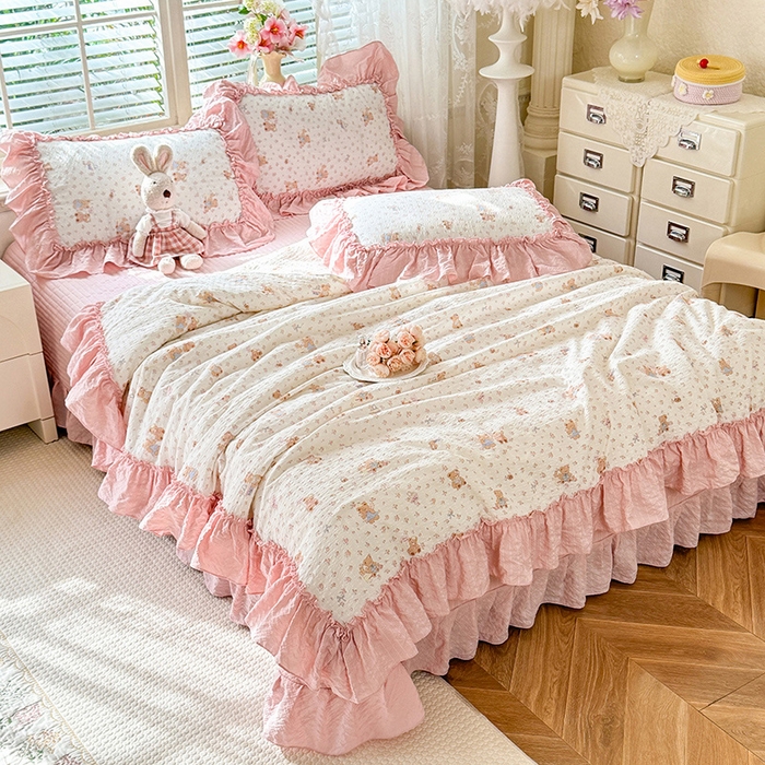 91家纺网 家纺一手货源 找家纺 韩约家纺 2026新款法式大花边床盖款泡芙棉夏凉被空调被四件套 熊宝