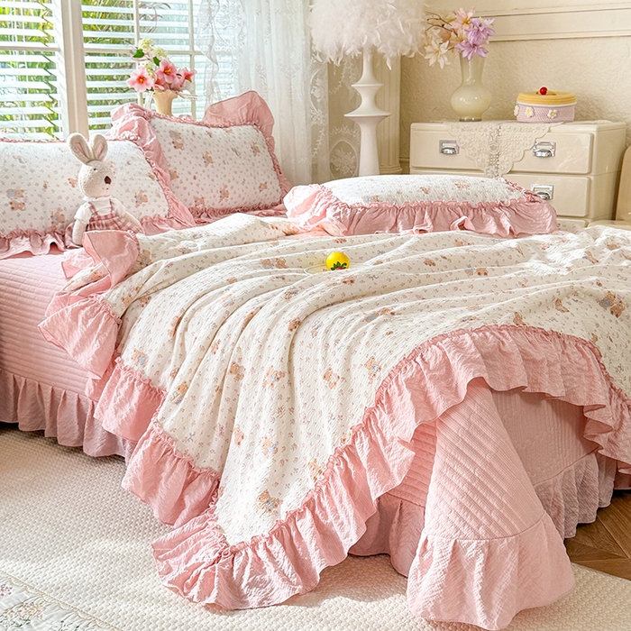 91家纺网 家纺一手货源 找家纺 韩约家纺 2026新款法式大花边床盖款泡芙棉夏凉被空调被四件套 熊宝