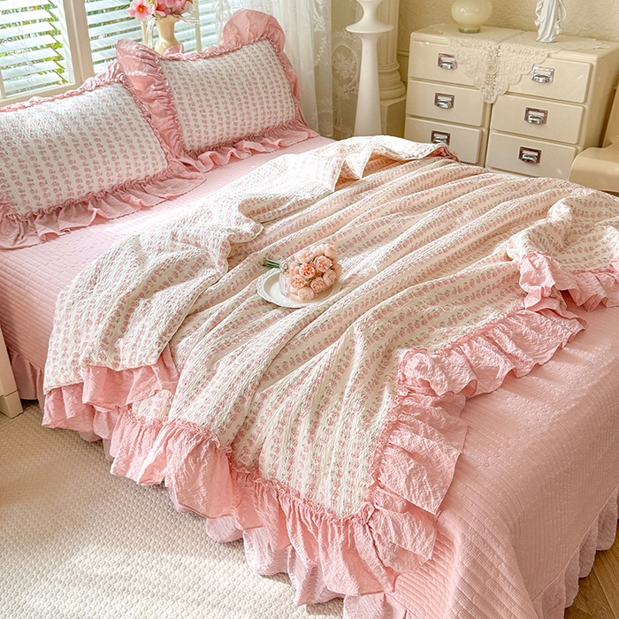 91家纺网 家纺一手货源 找家纺 韩约家纺 2026新款法式大花边床盖款泡芙棉夏凉被空调被四件套 花沐