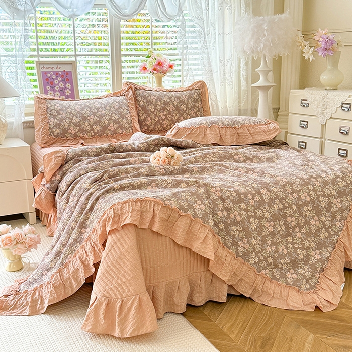 91家纺网 家纺一手货源 找家纺 韩约家纺 2026新款法式大花边床盖款泡芙棉夏凉被空调被四件套 繁花