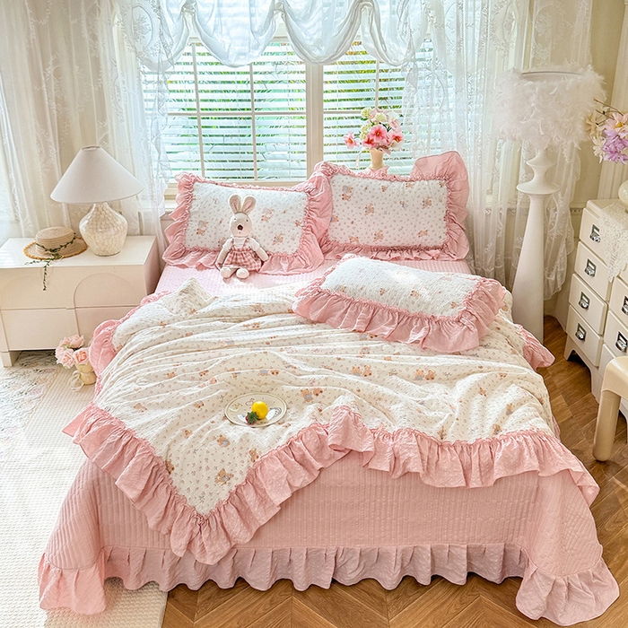 91家纺网 家纺一手货源 找家纺 韩约家纺 2026新款法式大花边床盖款泡芙棉夏凉被空调被四件套 熊宝