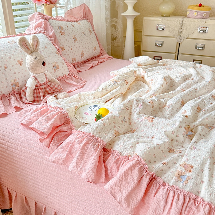 91家纺网 家纺一手货源 找家纺 韩约家纺 2026新款法式大花边床盖款泡芙棉夏凉被空调被四件套 熊宝