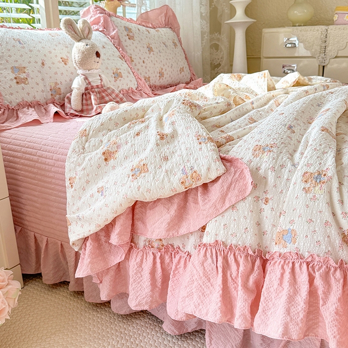 91家纺网 家纺一手货源 找家纺 韩约家纺 2026新款法式大花边床盖款泡芙棉夏凉被空调被四件套 熊宝