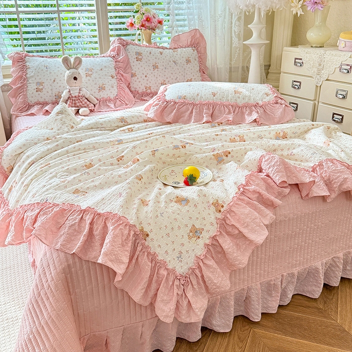 91家纺网 家纺一手货源 找家纺 韩约家纺 2026新款法式大花边床盖款泡芙棉夏凉被空调被四件套 熊宝