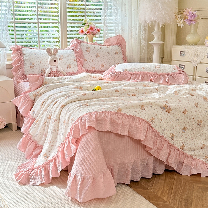 91家纺网 家纺一手货源 找家纺 韩约家纺 2026新款法式大花边床盖款泡芙棉夏凉被空调被四件套 熊宝